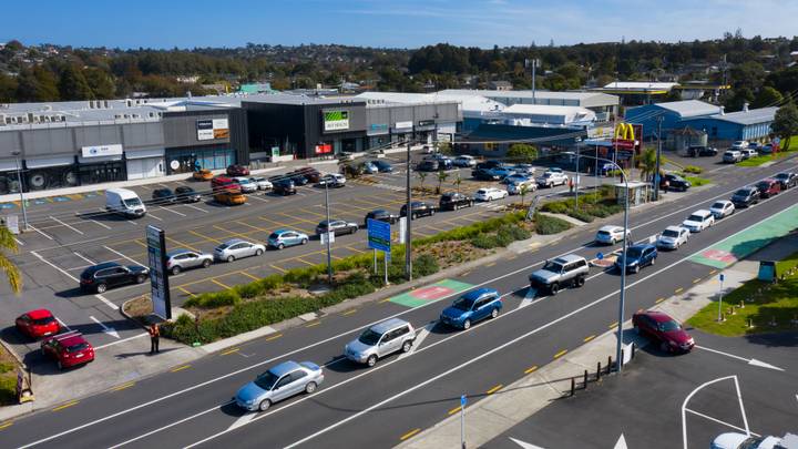 Hundreds Queue As McDonald'& #x 27; s Reopens In New Zealand