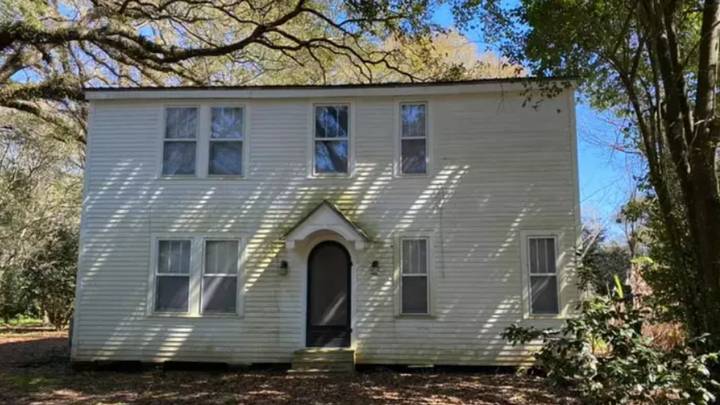 Ghost Hunters 'Run Away' From Spooky House That Owners Are Giving Away For Free